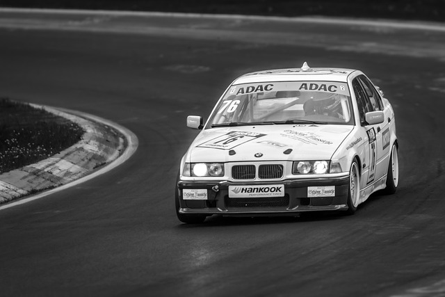 analogicus-car-racing-8724430_640